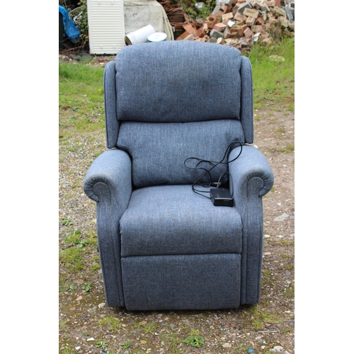 59 - HSL ELECTRIC RECLINING CHAIR 
83 X 86 X 107CM