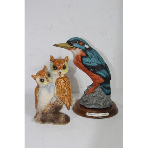 871 - LEONARDO FIGURE OF A KINGFISHER AND AN OWL FIGURE 
28CM