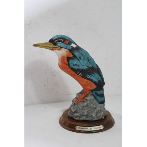 871 - LEONARDO FIGURE OF A KINGFISHER AND AN OWL FIGURE 
28CM