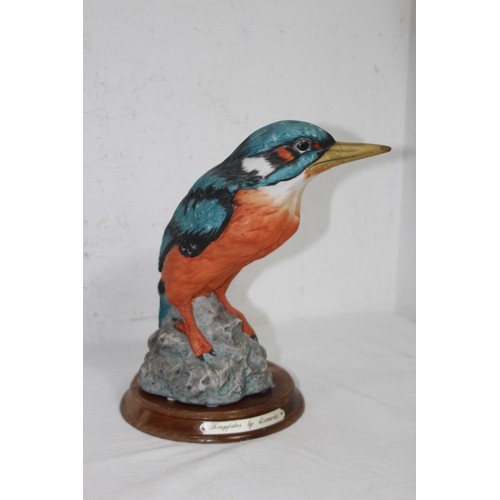 871 - LEONARDO FIGURE OF A KINGFISHER AND AN OWL FIGURE 
28CM