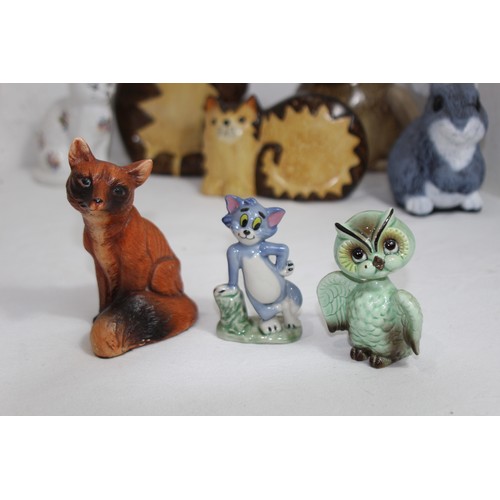 323 - QUANTITY OF ANIMAL FIGURES 
18CM