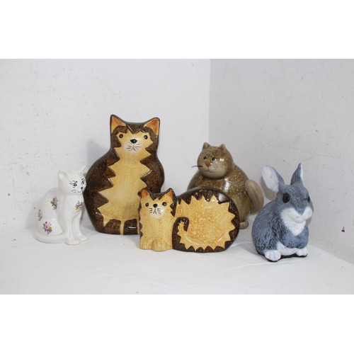 323 - QUANTITY OF ANIMAL FIGURES 
18CM