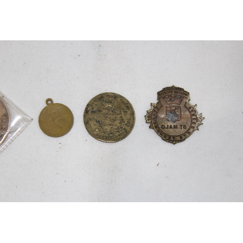 983 - QUANTITY OF VARIOUS ANTIQUE AND LATER MEDALLIONS AND COINS