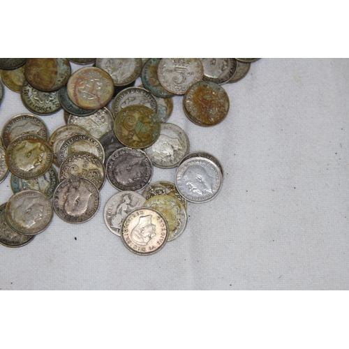 985 - QUANTITY OF PRE 1947 SILVER 3 PENCE PIECES - 193G