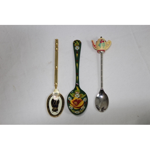 447 - COLLECTION OF COMMEMORATIVE SPOONS ETC
50 X 26CM