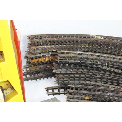 665 - HORNBY TRAIN, CARRIAGES AND QUANTITY OF TRACK