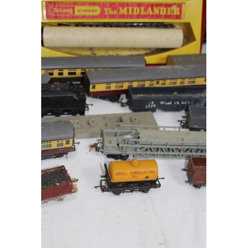 665 - HORNBY TRAIN, CARRIAGES AND QUANTITY OF TRACK