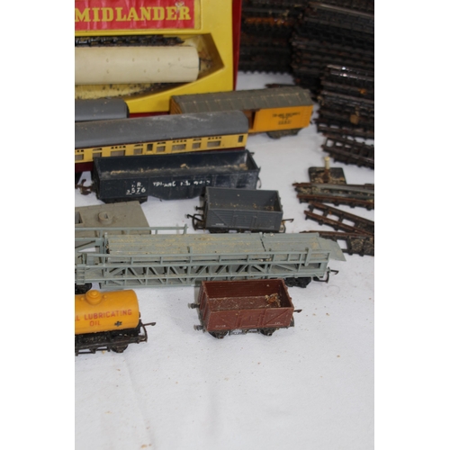 665 - HORNBY TRAIN, CARRIAGES AND QUANTITY OF TRACK