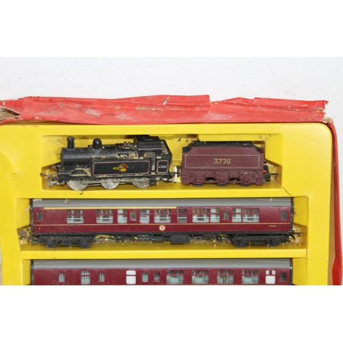 665 - HORNBY TRAIN, CARRIAGES AND QUANTITY OF TRACK