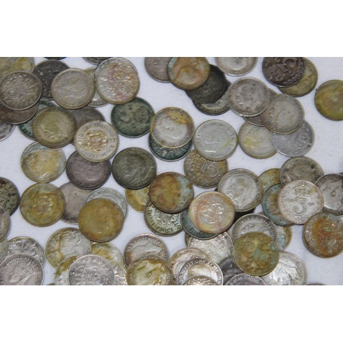 985 - QUANTITY OF PRE 1947 SILVER 3 PENCE PIECES - 193G