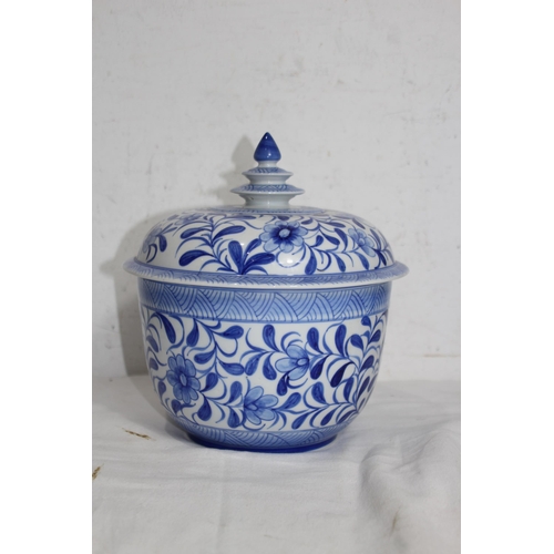 341 - QUANTITY OF BLUE AND WHITE CHINA x7
38CM