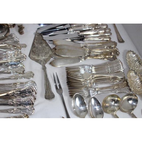 467 - QUANTITY OF CUTLERY