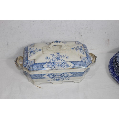 340 - QUANTITY OF BLUE AND WHITE CHINA x10