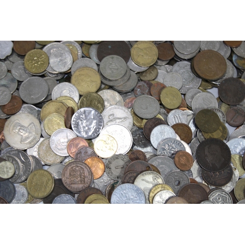 987 - LARGE QUANTITY OF FOREIGN COINS AND NOTES