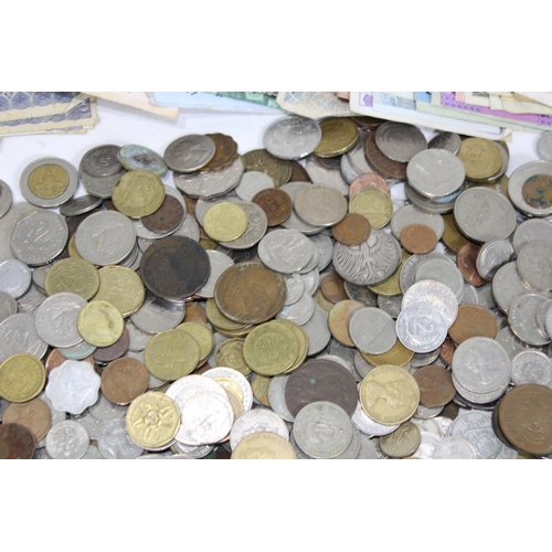 987 - LARGE QUANTITY OF FOREIGN COINS AND NOTES