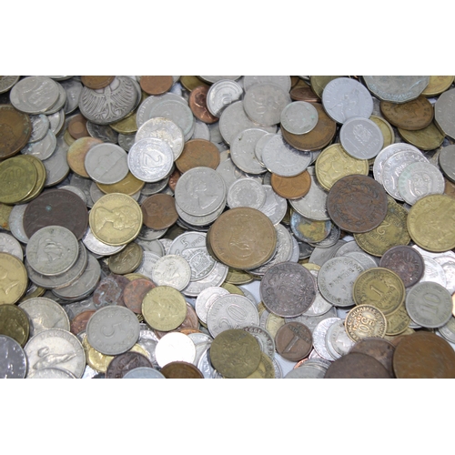 987 - LARGE QUANTITY OF FOREIGN COINS AND NOTES