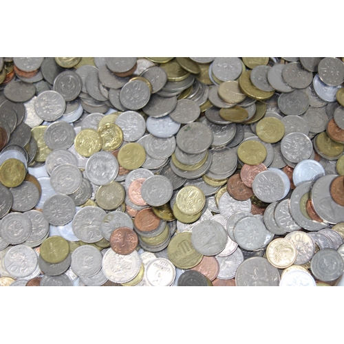 992 - LARGE QUANTITY OF FOREIGN COINS AND NOTES