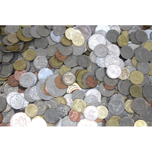 992 - LARGE QUANTITY OF FOREIGN COINS AND NOTES