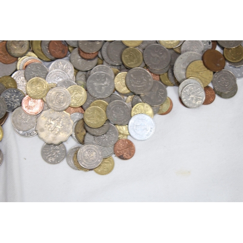 992 - LARGE QUANTITY OF FOREIGN COINS AND NOTES