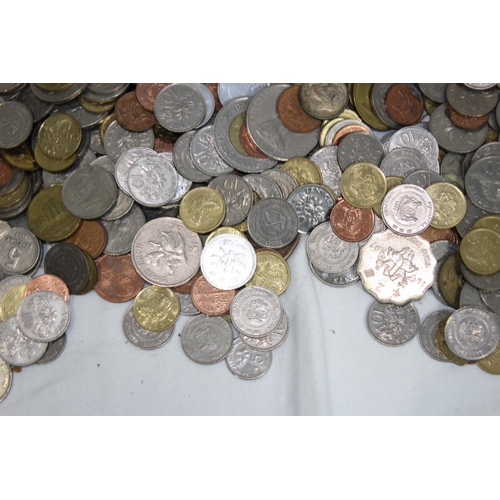 992 - LARGE QUANTITY OF FOREIGN COINS AND NOTES