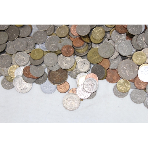 992 - LARGE QUANTITY OF FOREIGN COINS AND NOTES