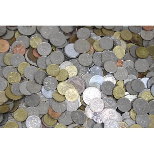 992 - LARGE QUANTITY OF FOREIGN COINS AND NOTES