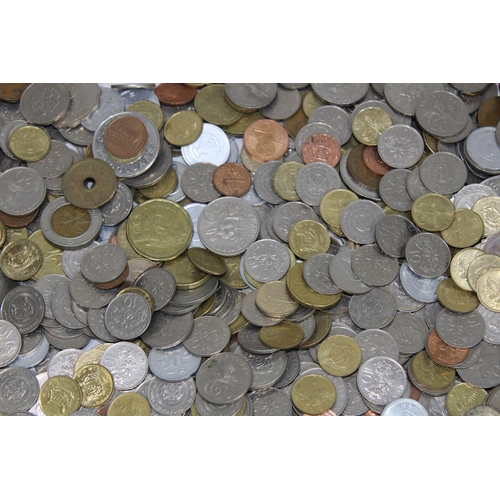 992 - LARGE QUANTITY OF FOREIGN COINS AND NOTES