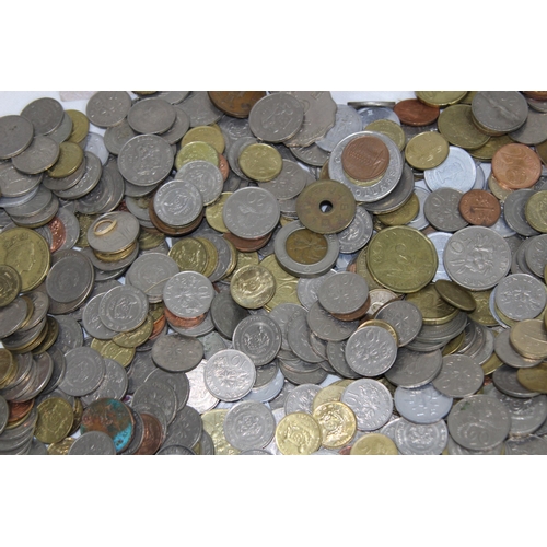 992 - LARGE QUANTITY OF FOREIGN COINS AND NOTES