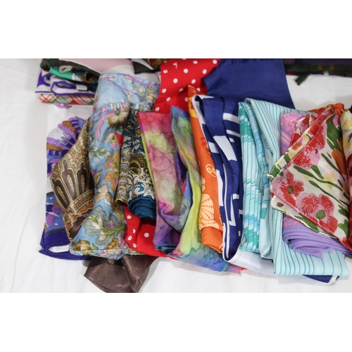 474 - LARGE QUANTITY OF SCARVES