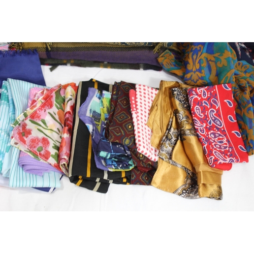 474 - LARGE QUANTITY OF SCARVES