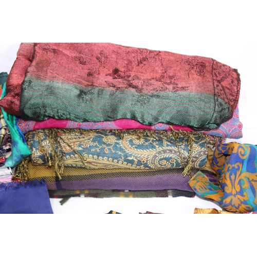 474 - LARGE QUANTITY OF SCARVES