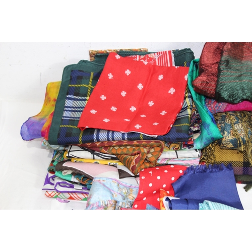 474 - LARGE QUANTITY OF SCARVES