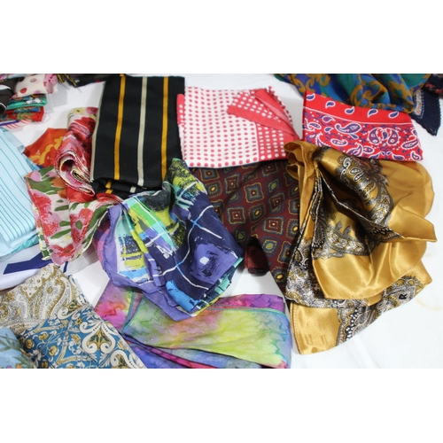 474 - LARGE QUANTITY OF SCARVES