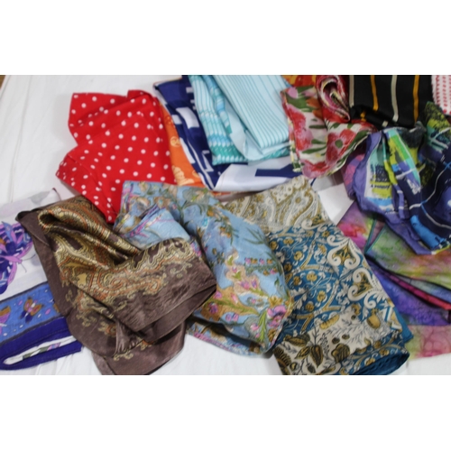 474 - LARGE QUANTITY OF SCARVES