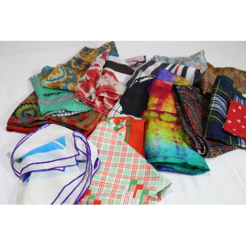 474 - LARGE QUANTITY OF SCARVES