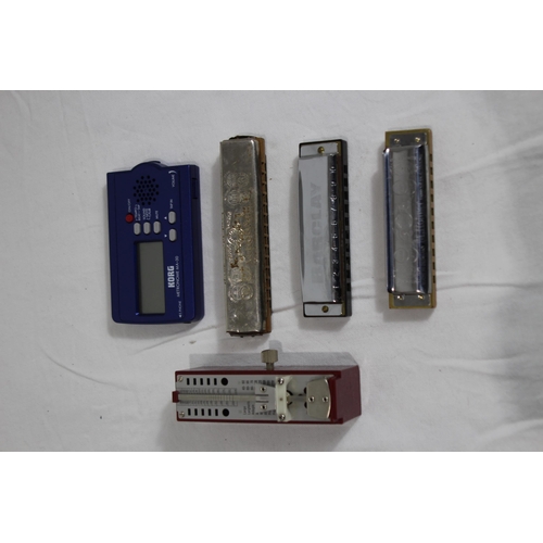 481 - 3 HARMONICAS AND 2 METRONOMES