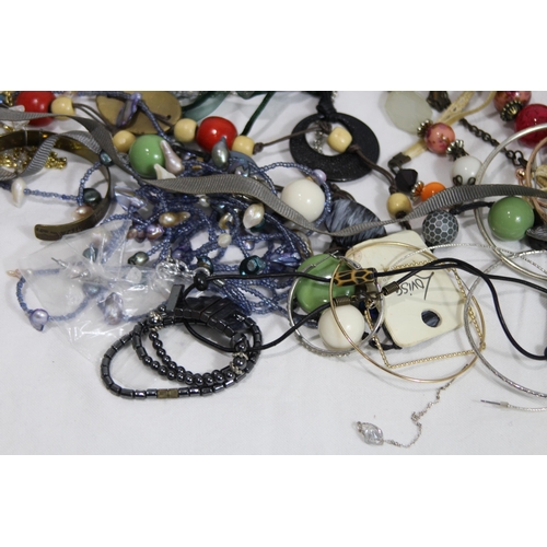 482 - QUANTITY OF COSTUME JEWELLERY