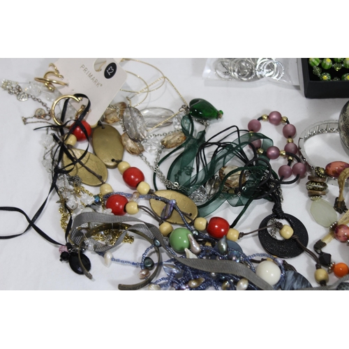 482 - QUANTITY OF COSTUME JEWELLERY