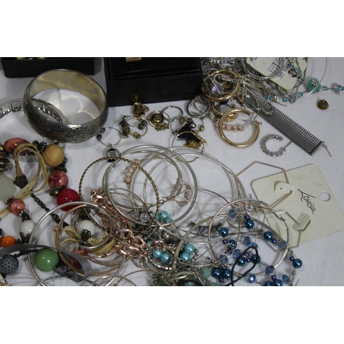 482 - QUANTITY OF COSTUME JEWELLERY