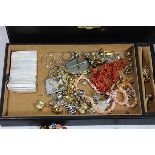 483 - JEWELLERY BOX AND CONTENTS
29 X 17 X 13CM