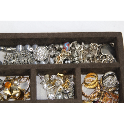 492 - BOX OF JEWELLERY