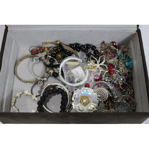 492 - BOX OF JEWELLERY