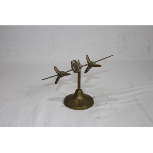 919 - BRASS METAL OF A VINTAGE AIRCRAFT ON STAND 
16 X 14CM