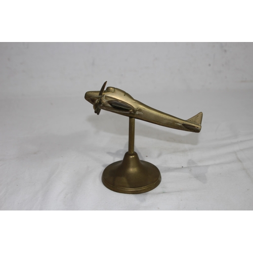 919 - BRASS METAL OF A VINTAGE AIRCRAFT ON STAND 
16 X 14CM