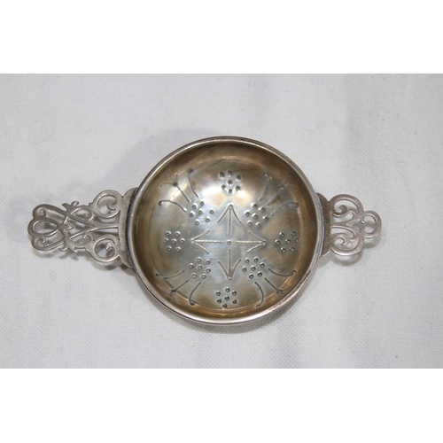 1046 - SILVER TEA STRAINER - 35G - BIRMINGHAM 1957 - J.B CHATTERLEY