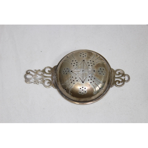 1046 - SILVER TEA STRAINER - 35G - BIRMINGHAM 1957 - J.B CHATTERLEY