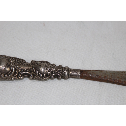 1053 - SILVER HANDLED SHOEHORN - BIRMINGHAM 1899 - LEVI AND SALAMAN