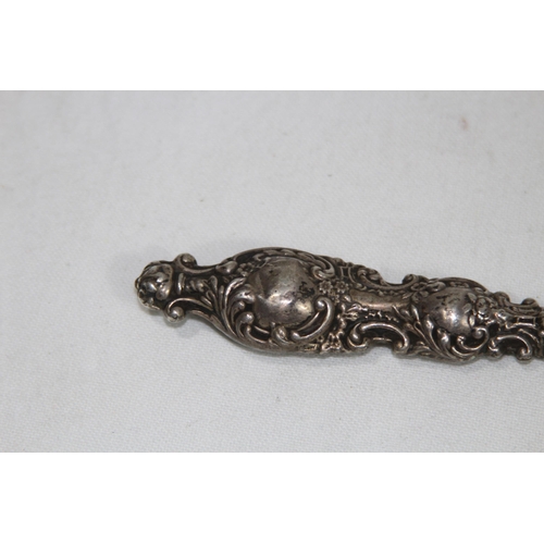 1053 - SILVER HANDLED SHOEHORN - BIRMINGHAM 1899 - LEVI AND SALAMAN