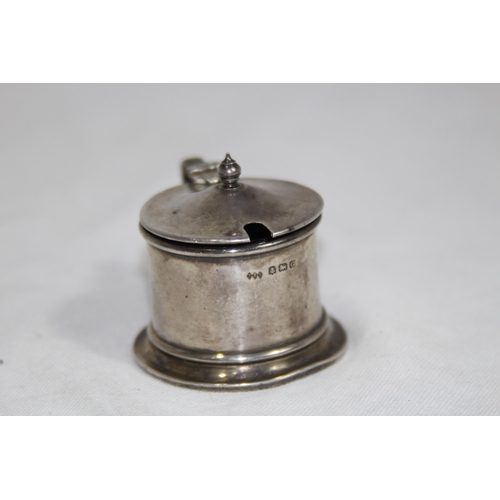 1059 - SALT AND MUSTARD POT WITH LINERS - SILVER ONLY 38G - BIRMINGHAM 1931 - TURNER AND SOMERS