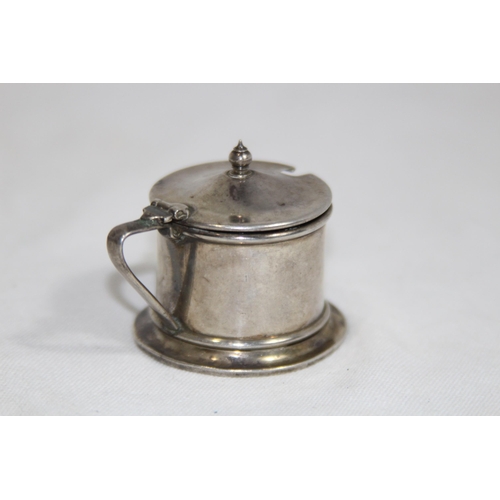 1059 - SALT AND MUSTARD POT WITH LINERS - SILVER ONLY 38G - BIRMINGHAM 1931 - TURNER AND SOMERS